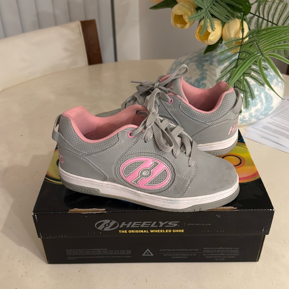 Heelys wheeled shoe ( roller sneakers) size  youth 6 , Women’s 7